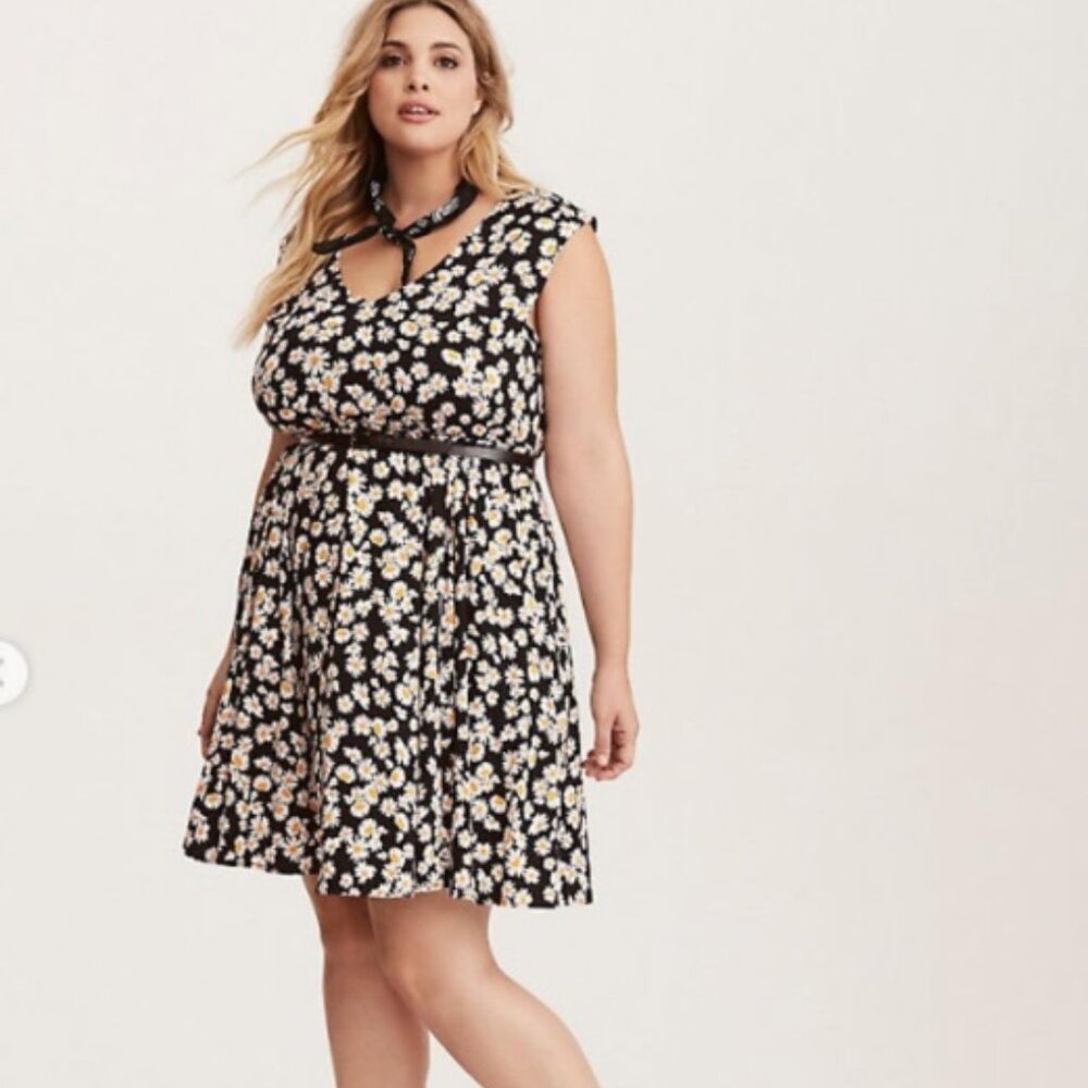 Torrid Multi-Color Daisy Print Challis V-Neck Skater Dress 2x With Belt